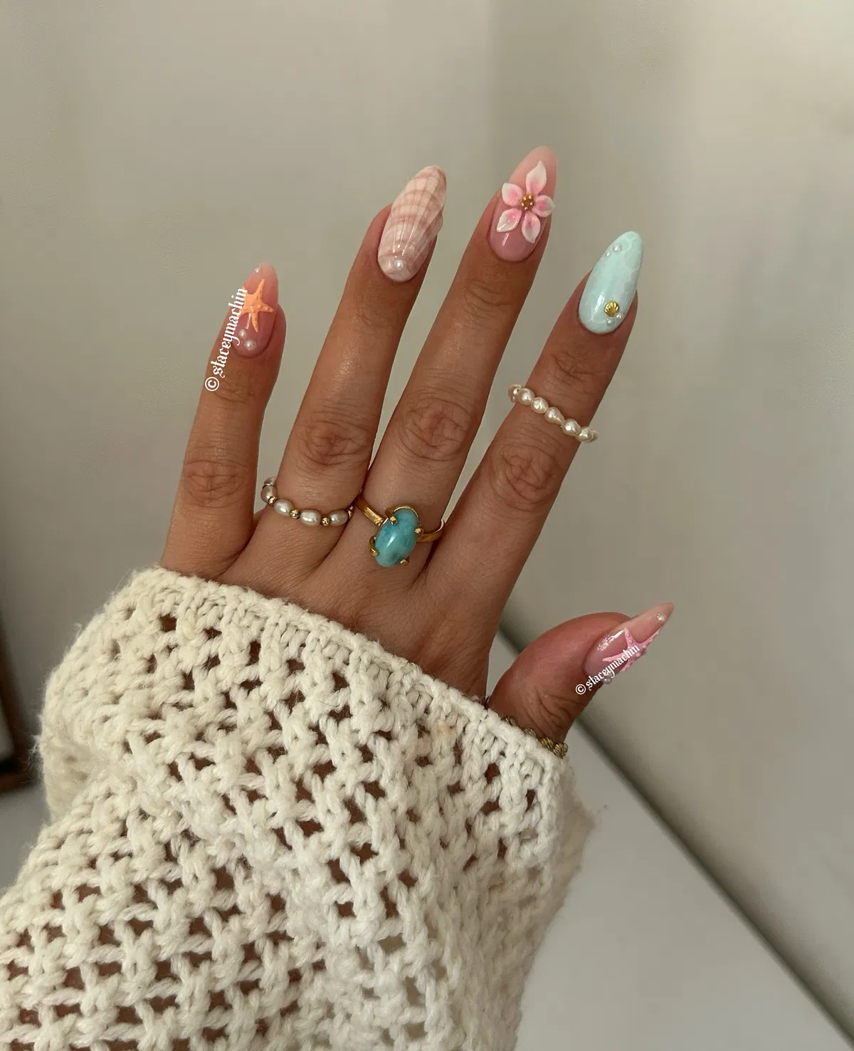 Pastel beach motifs: starfish, flower, and shell accent